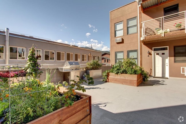 Building Photo - 2 Bed 2 Bath Condo In the Heart of Downtow...