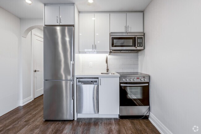 1BR + Den, 1BA - 640SF - Kitchen - 697-701 Eglinton