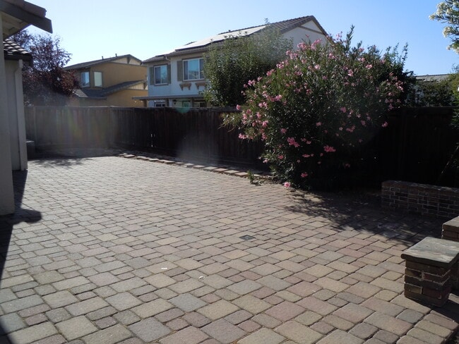 537 W Esplanade Dr