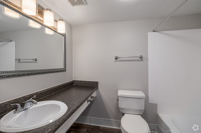 Can B1 2BR, 1BA - 861SF - Bathroom