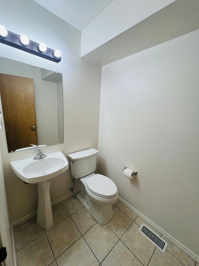 Photo - Amazing 3 Bed 2.5 Bath - Townhouse