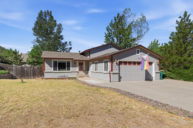 Building Photo - 3 bed 2 1/2 bath Tri-level near Downtown Castle Rock!