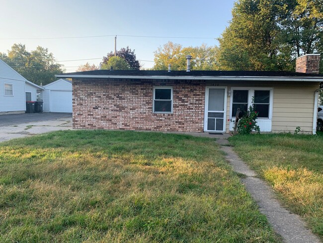 Beautiful 3 bedroom home located in Pekin - Beautiful 3 bedroom home located in Pekin