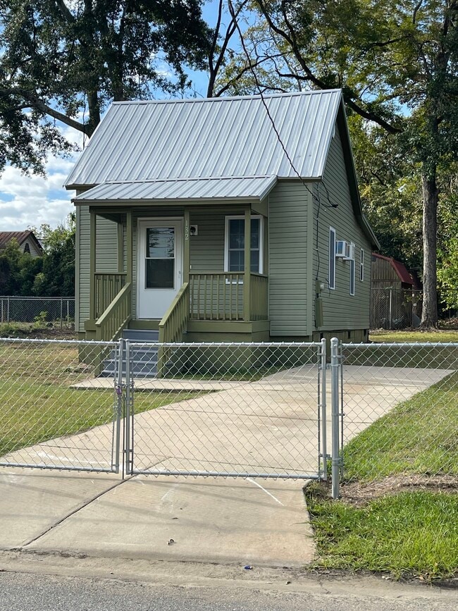 Building Photo - 132 Patten St