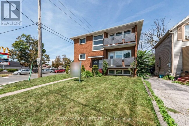 Photo - 2724 Lake Shore Blvd W Unit Upper