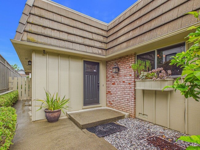 Building Photo - Immaculate Menlo Park house for rent now! $9,100