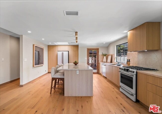 Photo - 14537 Hesby St