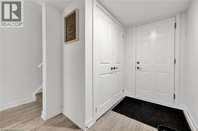 Photo - 211 W Oak Trl