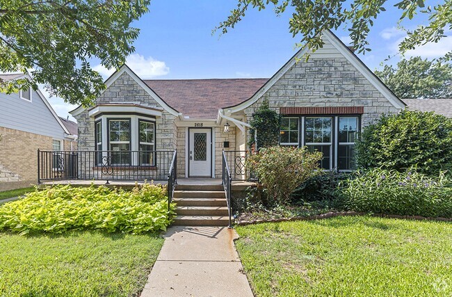 Building Photo - North Oak Cliff home with pool, spa & back...