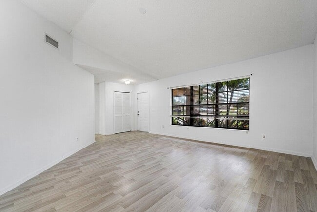 Photo - 190 Parkwood Dr