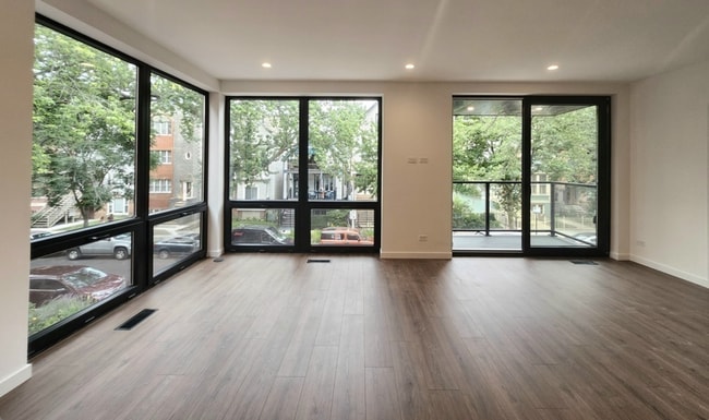 Building Photo - 3710 N Kenmore Ave Unit 2