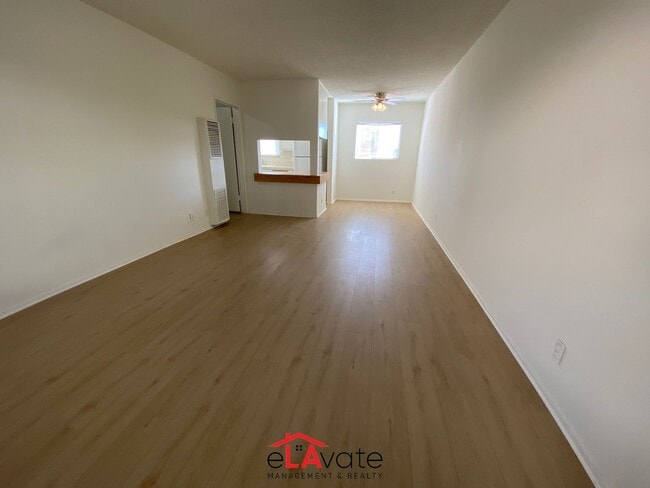 11816-11820 Chandler Blvd