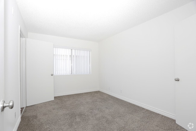 2BR, 2BA - 925 SF