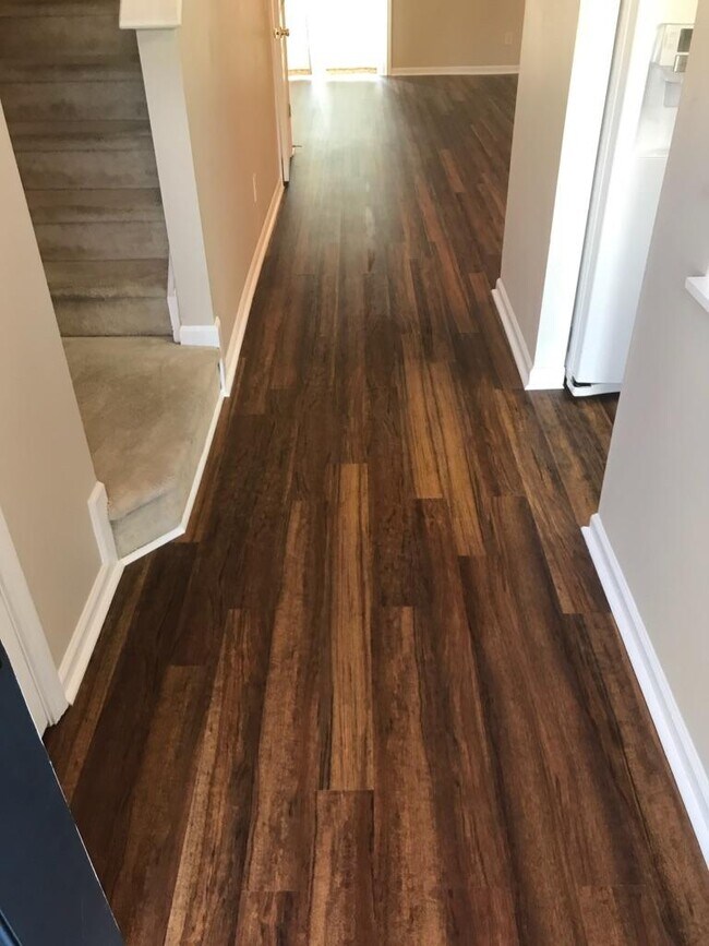 Photo - 121 Watertree Ln