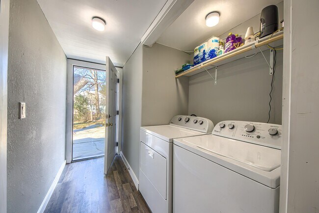 Photo - 427 E Southcross Blvd