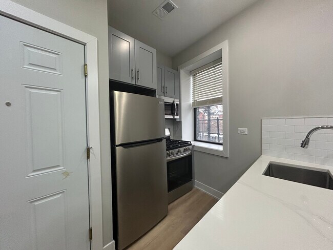 Photo - 423 W Belden Ave