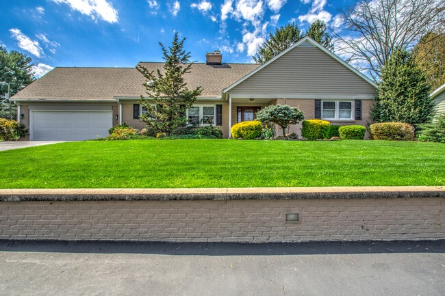 Photo - 1827 Larchmont Ln