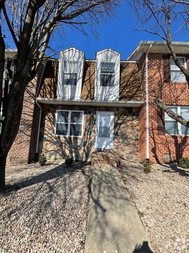 Building Photo - Townhouse for Rent in Broadway