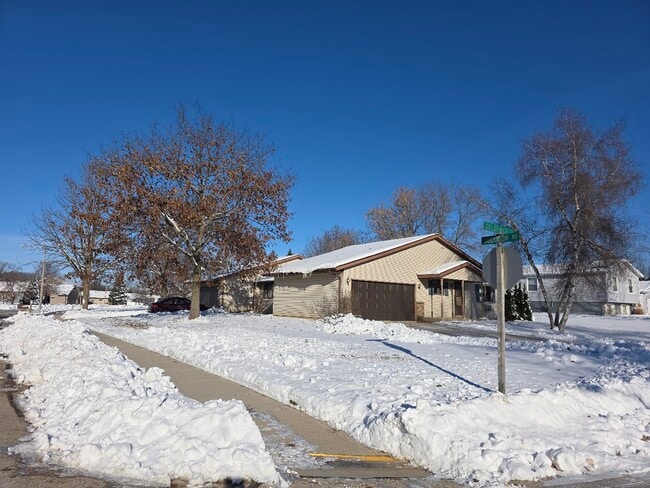 Photo - 722 Goldfinch Ln