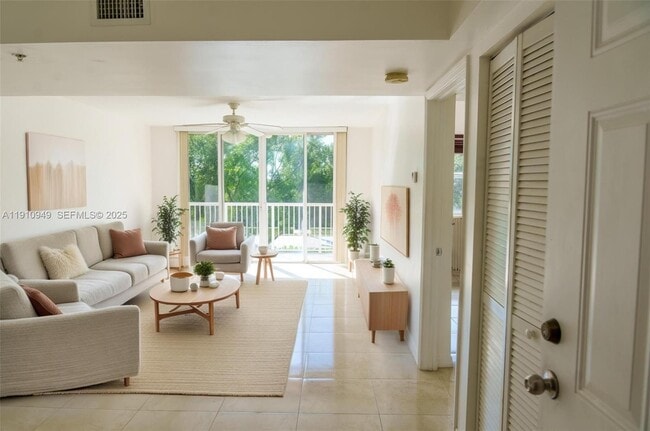 Building Photo - 509 E Sheridan St Unit 3083