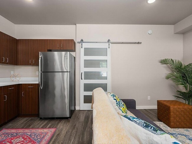 Photo - 619 E Eighth St Unit 9