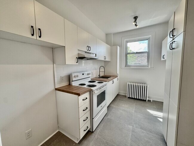 Building Photo - 3855 Av Northcliffe