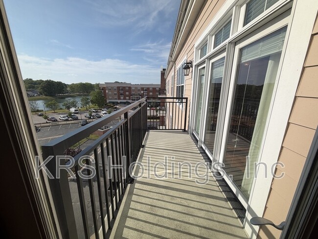 Building Photo - 670 Town Center Dr Unit 405