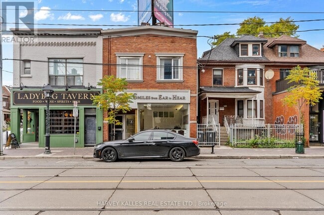 Photo - 888 College St