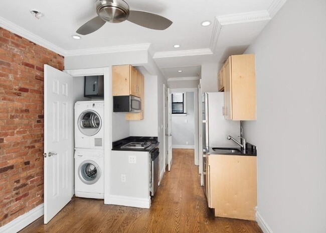 Building Photo - 439 W 50th St Rental