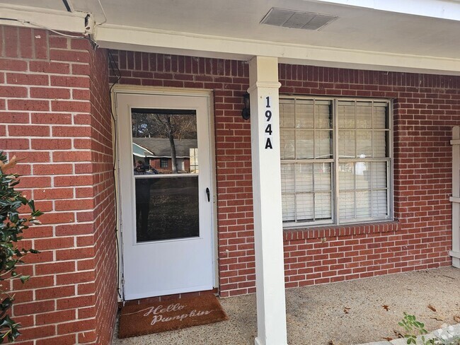 Building Photo - Cute little town home.