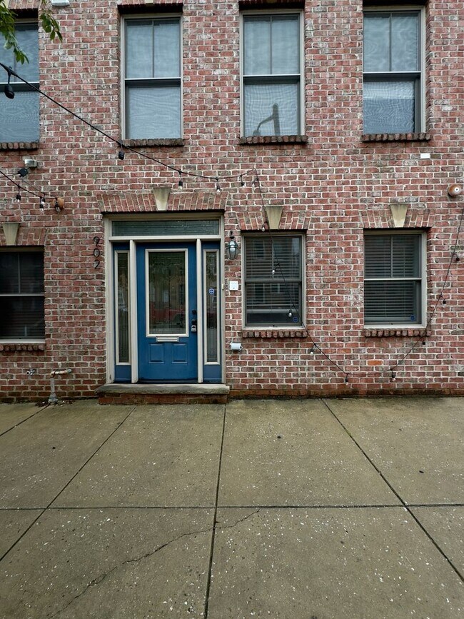 Mustsee 3 Bedroom Townhome with Attached House Rental in