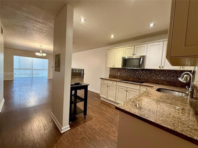 Building Photo - 3048 Sunrise Lakes Dr E Unit 217