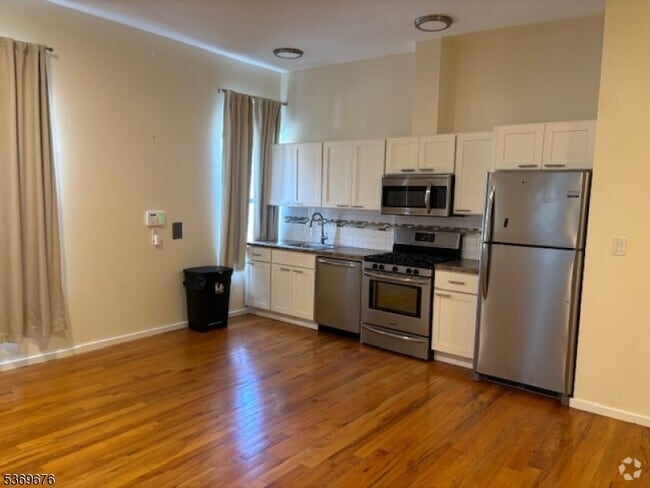 Building Photo - 1086 S Orange Ave Rental