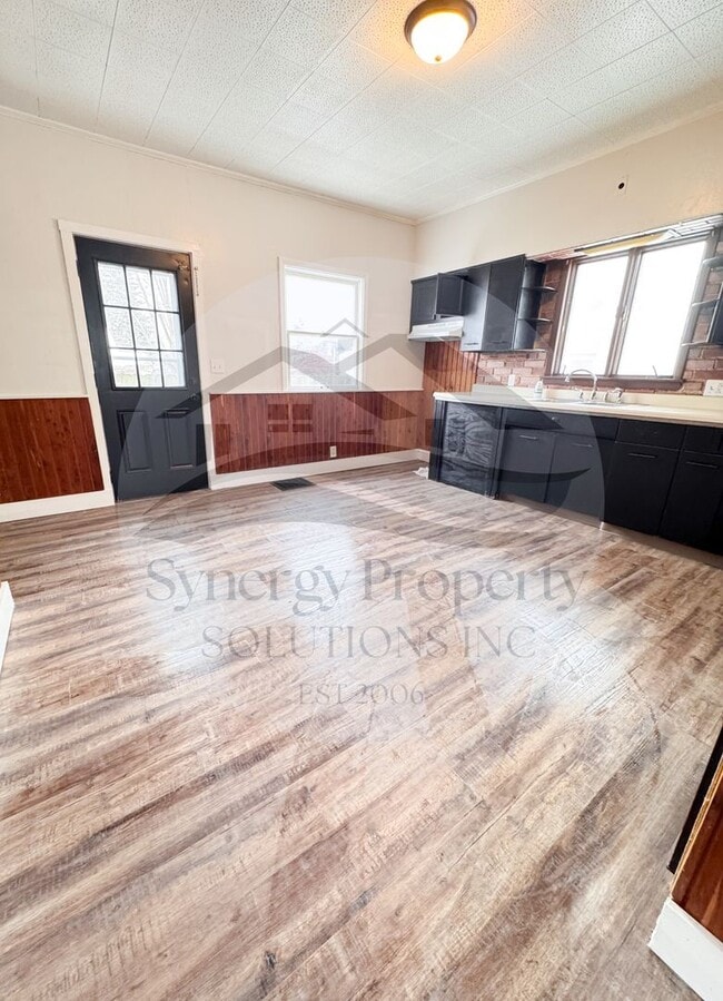 Building Photo - Crestline Home Available Now