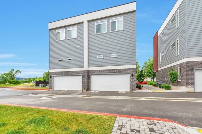 Modern End Unit townhouse w attached 2 car... - Modern End Unit townhouse w attached 2 car...