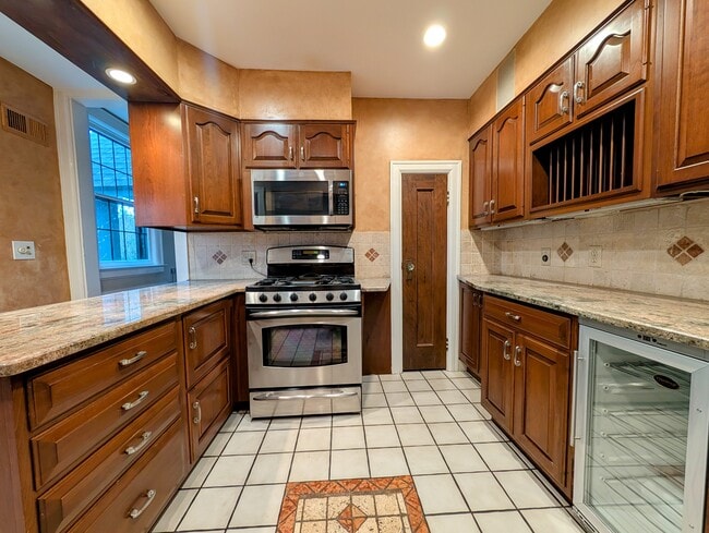 Photo - 416 Yarmouth Rd