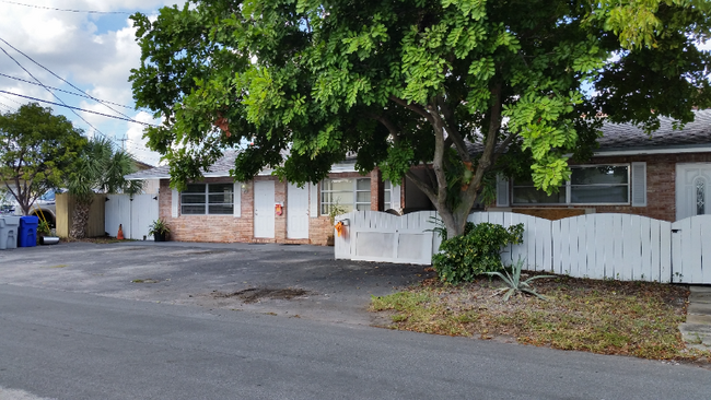 Building Photo - 1017 NE 9th Ct Rental