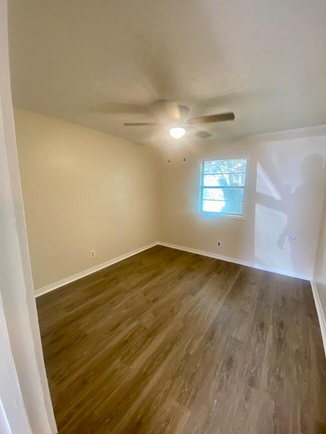 Building Photo - Peach St- 8 Plex Unit 405