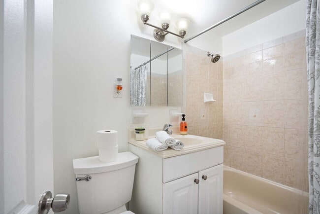 Photo - 328 E 74th St Unidad ID1032014P