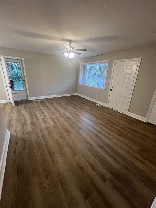 Photo - 2933 Courtney Rd