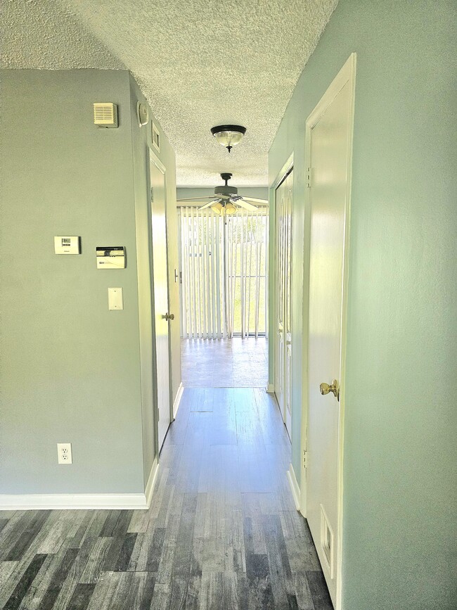 Photo - 975 Surry Ln