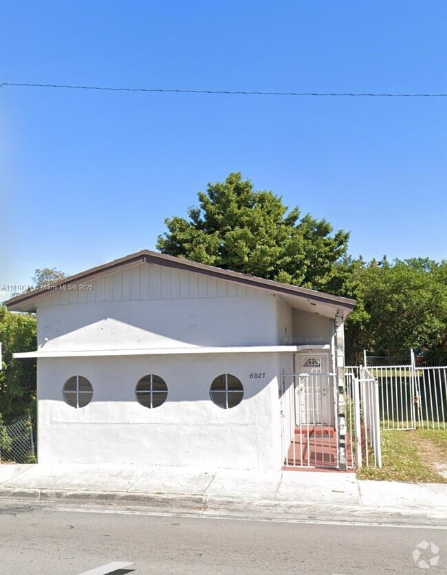 Building Photo - 6027 NW 22nd Ave Rental