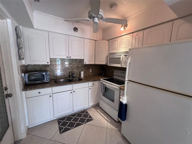 Photo - 2850 NE 30th St Unit 2