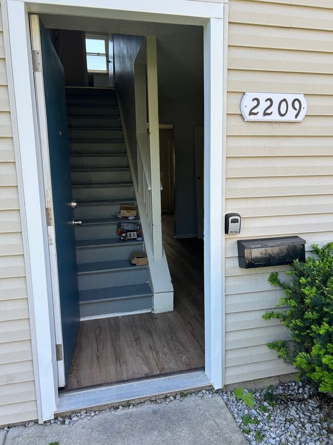 Building Photo - 2209 Clarendon Ln