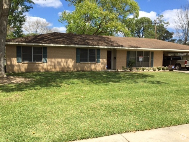 Building Photo - Well maintained home in wonderful neighbor...