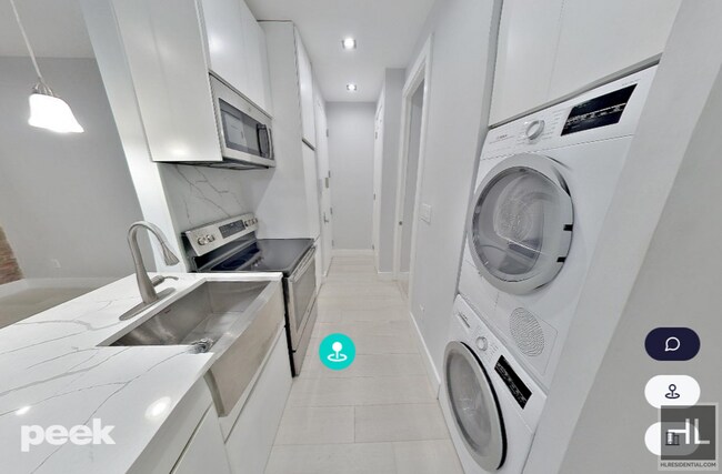 Building Photo - E 18TH ST. Unit B4