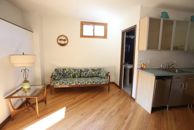 Building Photo - 109 E Lakeside St Unit Studio apartment