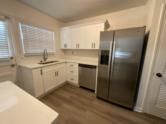 Photo - 911 Lindbergh Drive NE