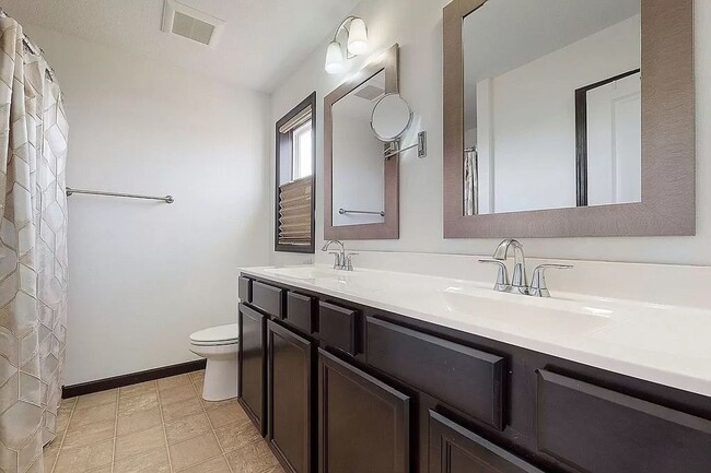 Photo - NE Side 2 Story - 4 Bedrooms - Linn Mar Schools - Attached Garage - New Flooring