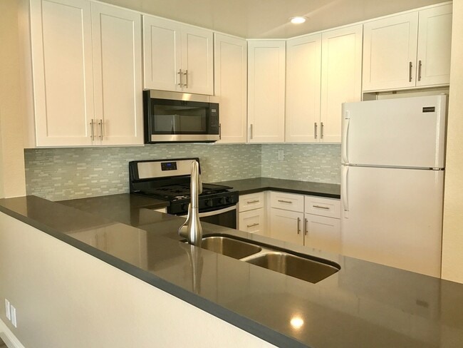 Photo - Upgraded 1bdrm/1ba in Lake Forest Unit 13E
